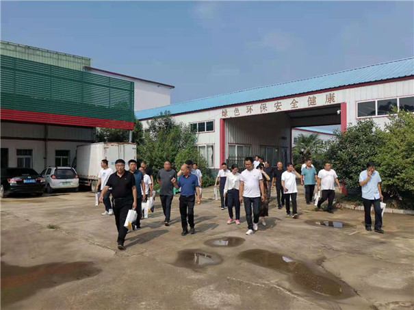 觀摩團(tuán)參觀固德威機(jī)械生產(chǎn)車(chē)間