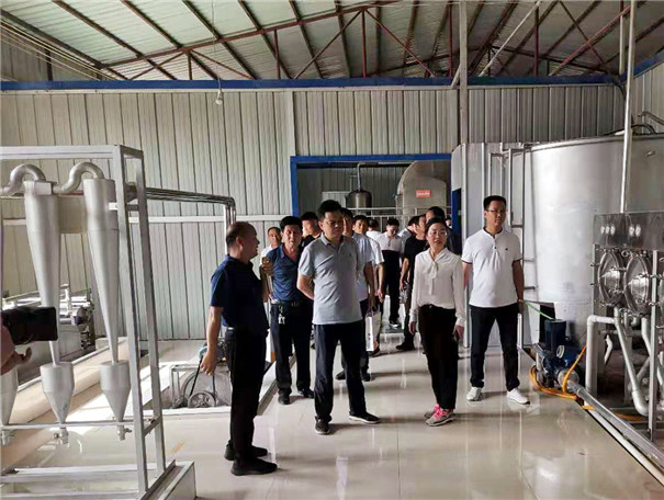 觀摩團(tuán)參觀固德威機(jī)械生產(chǎn)車(chē)間