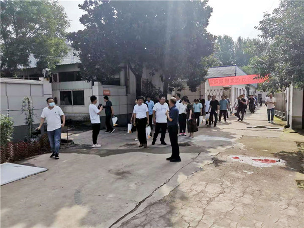 觀摩團(tuán)參觀固德威機(jī)械生產(chǎn)車(chē)間