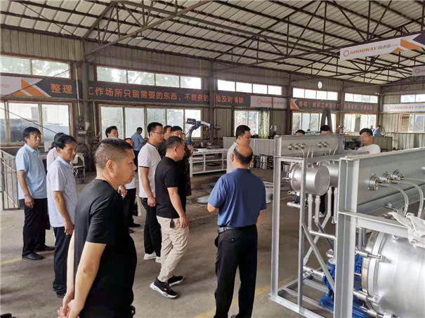 觀摩團(tuán)參觀固德威機(jī)械生產(chǎn)車(chē)間