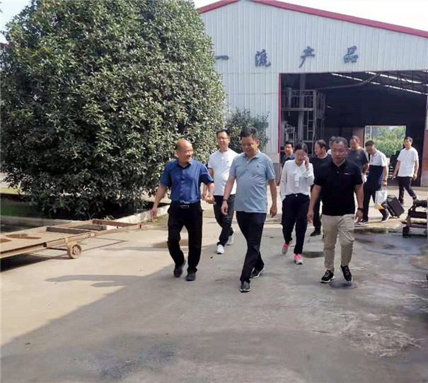 觀摩團(tuán)參觀固德威機(jī)械生產(chǎn)車(chē)間