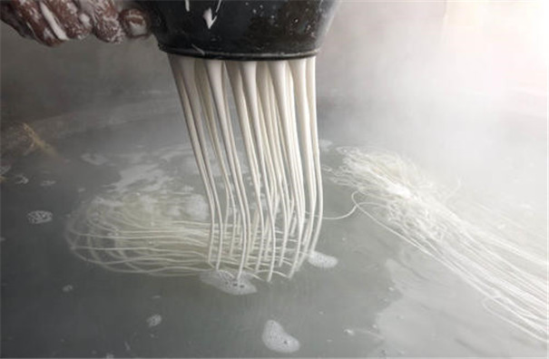 仿手工紅薯粉條機生產線是怎樣加工粉條的?漏瓢環節有哪些講究? 仿手工紅薯粉條機生產線是怎樣加工粉條的?漏瓢環節有哪些講究?